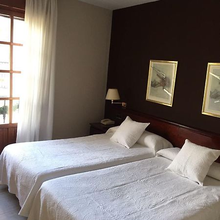 Hostal Santa Maria Cacabelos  Zewnętrze zdjęcie