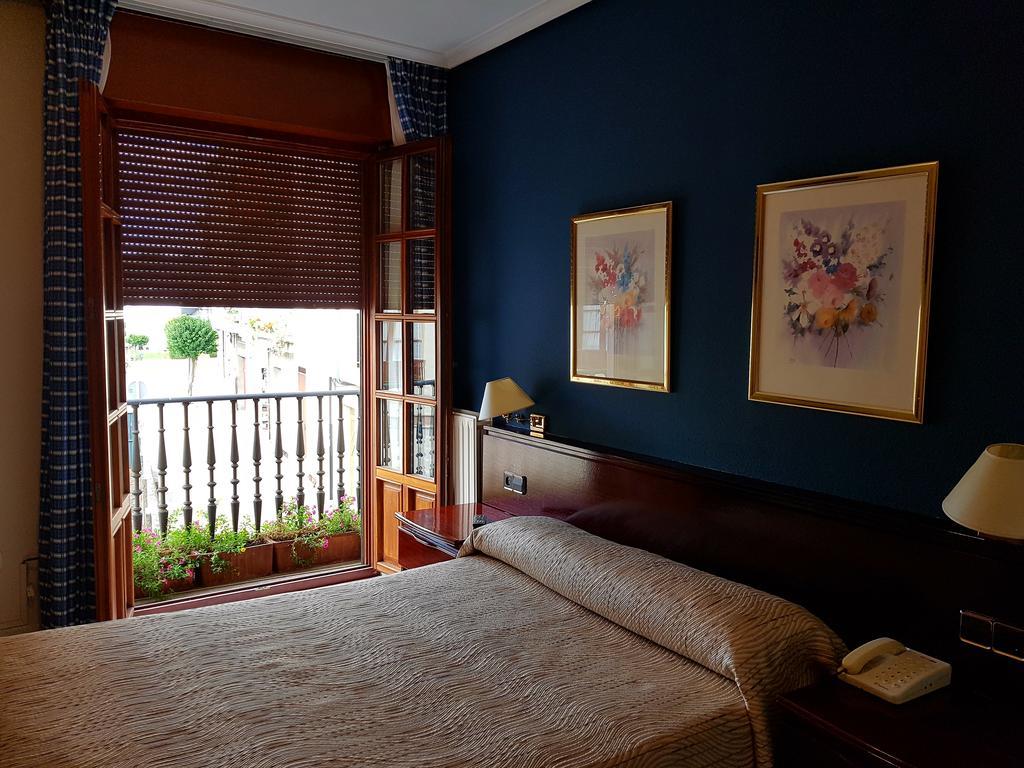 Hostal Santa Maria Cacabelos  Zewnętrze zdjęcie