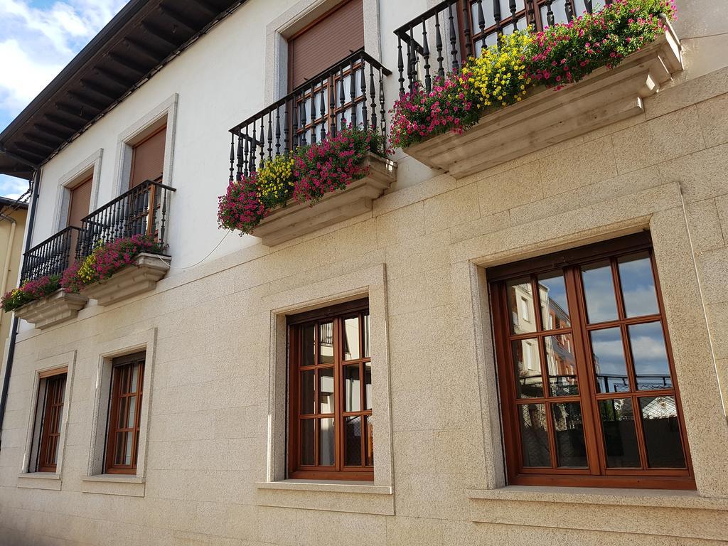 Hostal Santa Maria Cacabelos  Zewnętrze zdjęcie