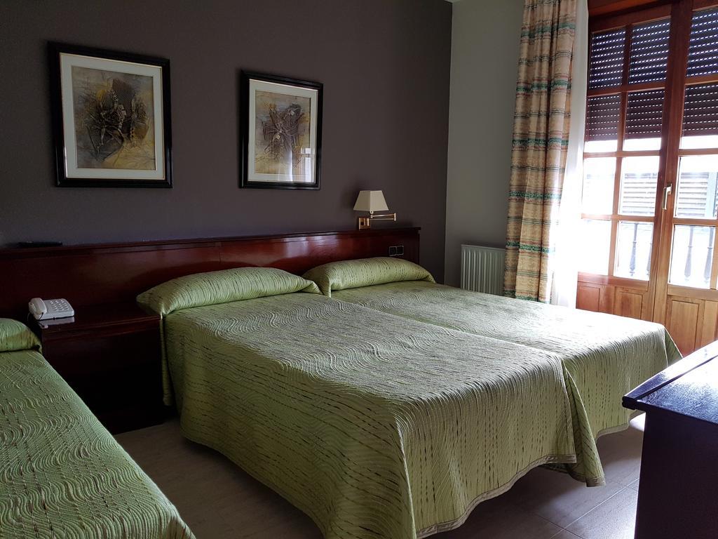 Hostal Santa Maria Cacabelos  Zewnętrze zdjęcie