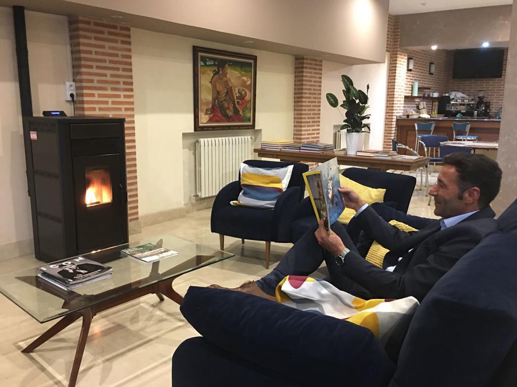 Hostal Santa Maria Cacabelos  Zewnętrze zdjęcie