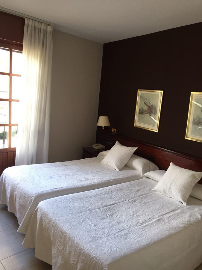 Hostal Santa Maria Cacabelos  Zewnętrze zdjęcie