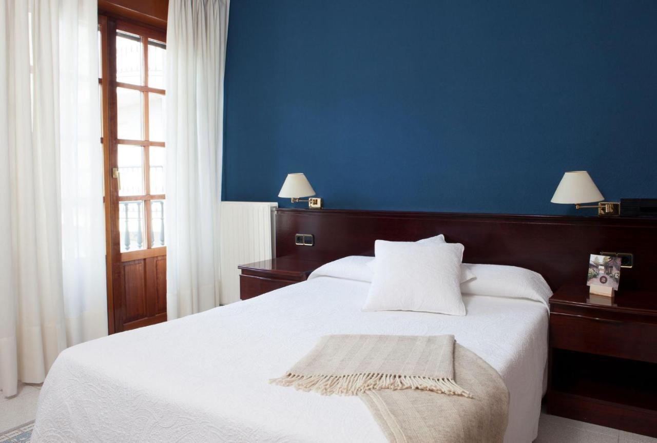 Hostal Santa Maria Cacabelos  Zewnętrze zdjęcie
