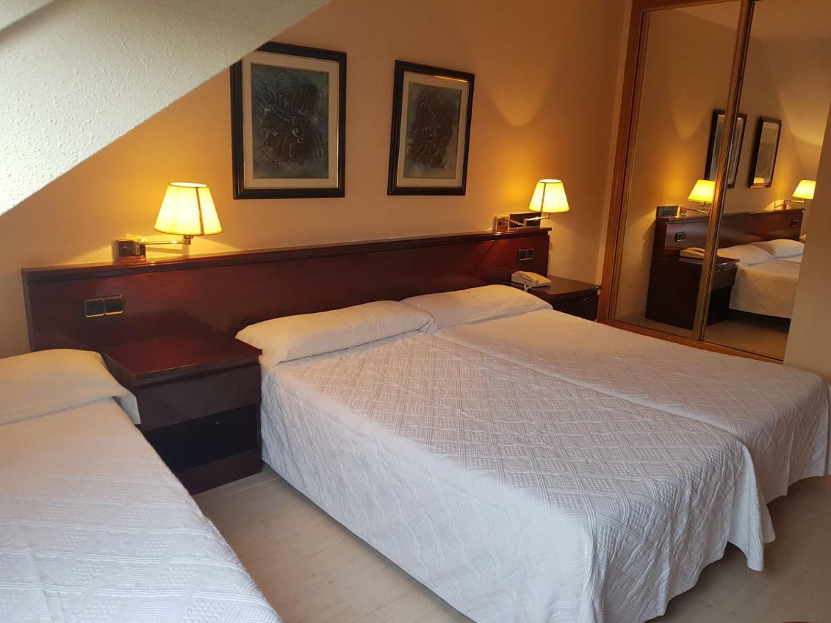 Hostal Santa Maria Cacabelos  Zewnętrze zdjęcie