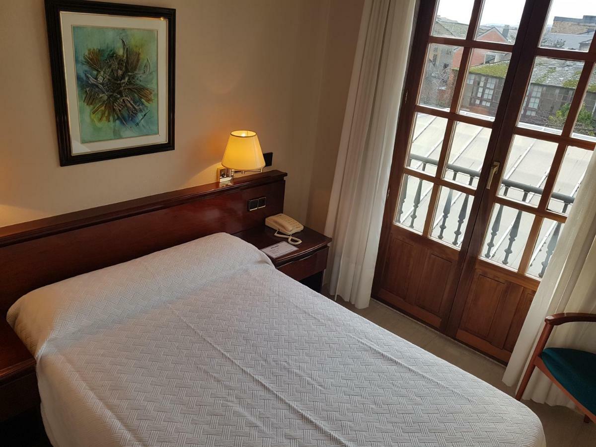 Hostal Santa Maria Cacabelos  Zewnętrze zdjęcie